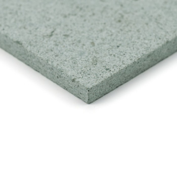 Graue Steinfliesen weisen eine strukturierte, gesprenkelte Oberfläche auf. ruht auf einem glatten weißen Hintergrund und bringt 