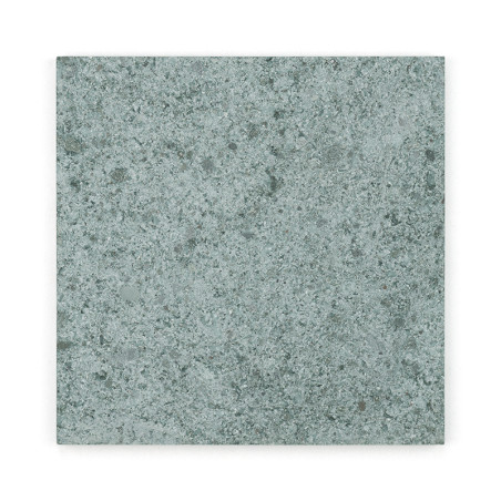 Carrelage carré en pierre présentant une texture grise mouchetée, reposant sur un fond blanc uni.