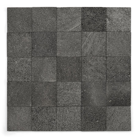 Azulejos de piedra cuadradas dispuestas en una cuadrícula, que muestran diferentes tonos de gris, creando un patrón monocromátic