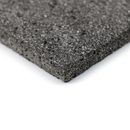 Una losa de piedra gris texturizada, que muestra una superficie moteada, descansa en ángulo sobre un fondo blanco liso.