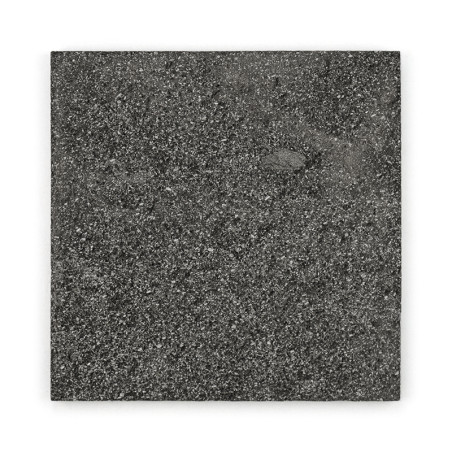 Los azulejos de piedra cuadrados muestran una textura moteada de color gris oscuro, descansando sobre un fondo blanco liso.