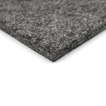 Les carreaux de pierre grise sont plats et présentent une surface légèrement texturée sur un fond blanc, soulignant son épaisseu