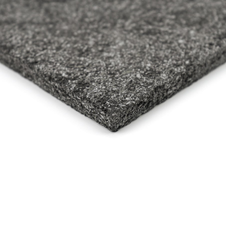 Les carreaux de pierre grise sont plats et présentent une surface légèrement texturée sur un fond blanc, soulignant son épaisseu