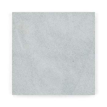 Quadratische graue Steinfliese, flach liegend, mit glatter, gesprenkelter Textur auf isoliertem, weißem Hintergrund.