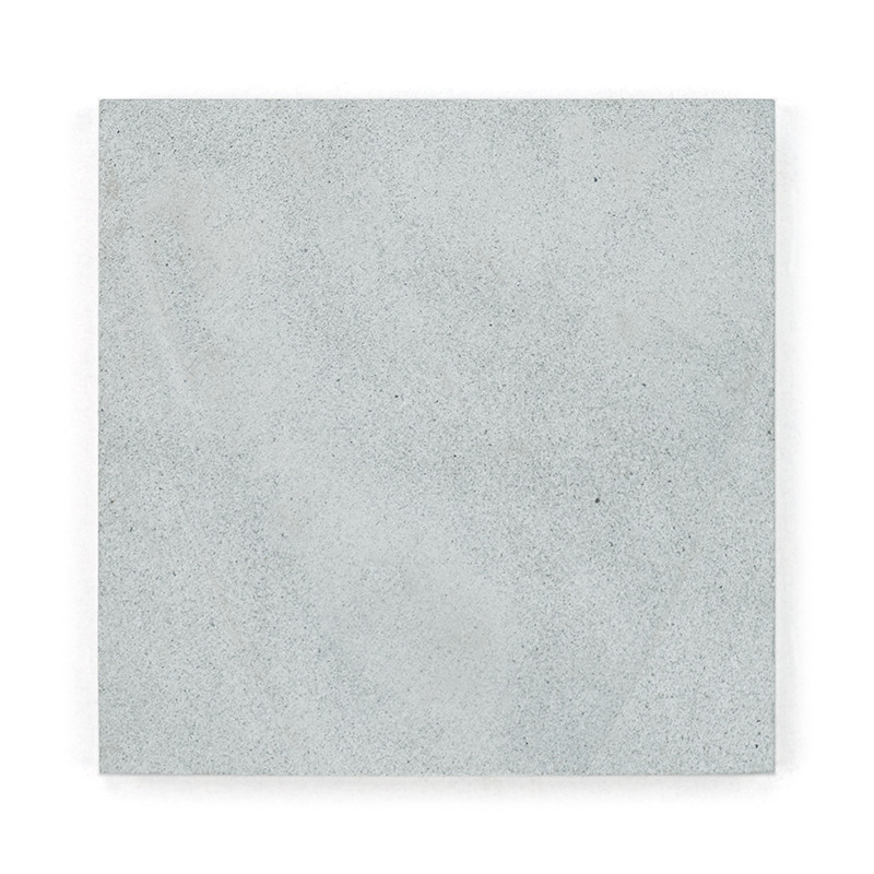 Carrelage carré en pierre grise, posé à plat, affichant une texture lisse et mouchetée sur un fond blanc isolé.