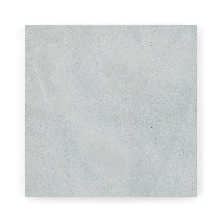 Baldosa cuadrada de piedra gris, plana, que muestra una textura suave y moteada en un fondo blanco aislado.