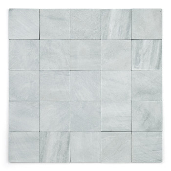 Azulejos de piedra cuadradas dispuestas en cuadrícula, que muestran un patrón de mármol suave y sutil en tonos grises claros.