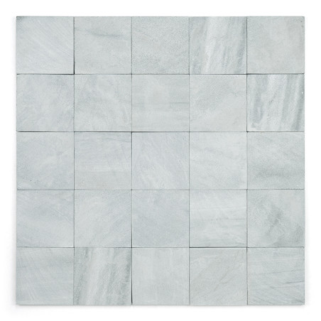 Azulejos de piedra cuadradas dispuestas en cuadrícula, que muestran un patrón de mármol suave y sutil en tonos grises claros.