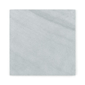 Carrelage carré en pierre. affichant une surface gris clair marbrée. ensemble isolé sur un fond blanc uni.