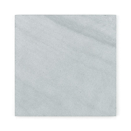 Baldosa de piedra cuadrada. mostrando una superficie moteada de color gris claro. conjunto aislado sobre un fondo blanco liso.