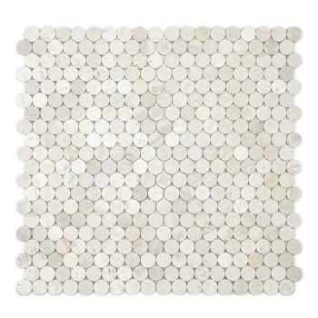 Kreisförmige Steinfliesen bilden ein gemustertes Mosaik und erzeugen eine leichte, strukturierte Oberfläche in quadratischer Kon