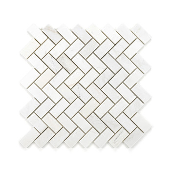 Witte rechthoekige marmeren tegels zijn gerangschikt in een visgraatpatroon en vormen een in elkaar grijpend geometrisch ontwerp
