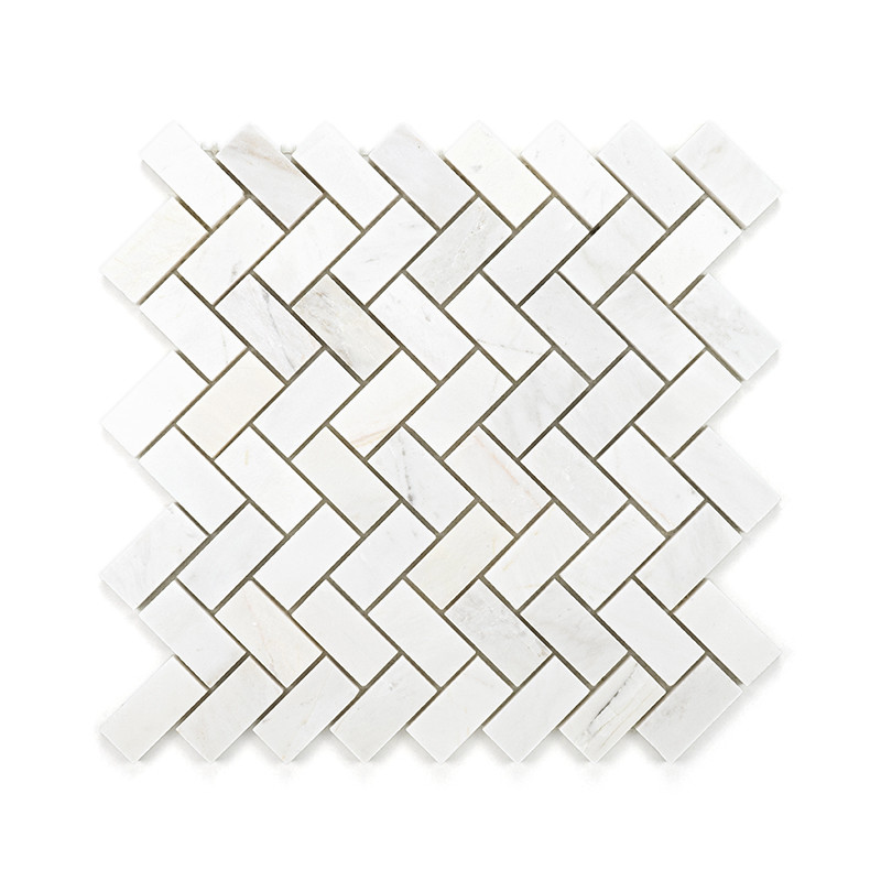 Witte rechthoekige marmeren tegels zijn gerangschikt in een visgraatpatroon en vormen een in elkaar grijpend geometrisch ontwerp