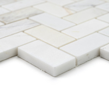 Los azulejos de piedra rectangulares se encuentran planas, formando un patrón de cuadrícula superpuesto. son lisos con una super