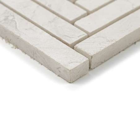 Los azulejos de piedra rectangulares están alineadas con precisión, formando un patrón de cuadrícula sobre una superficie plana 