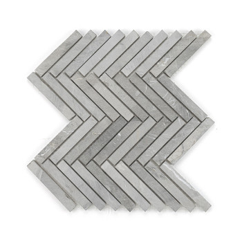 Graue Steinfliesen bilden ein Zickzackmuster, ordentlich angeordnet, um ein durchgehendes Chevron-Design auf einer ebenen Oberfl