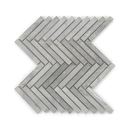 Los azulejos de piedra gris forman un patrón en zigzag, cuidadosamente dispuestas para crear un diseño de chevrón continuo sobre