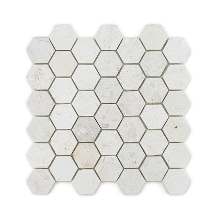 Carreaux de pierre hexagonaux disposés en grille, affichant un mélange de tons beige clair et gris, créant un motif texturé.