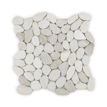 Cremefarbene flache Steine ​​bilden ein rasterförmig angeordnetes Mosaikfliesenblatt vor weißem Hintergrund.