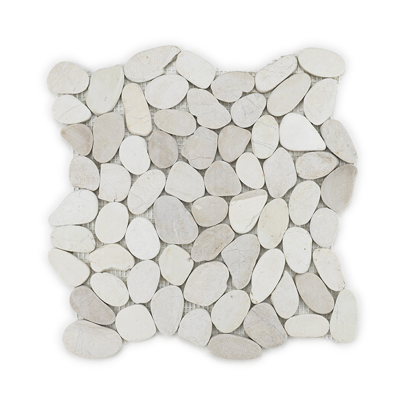 Des pierres plates de couleur crème forment une feuille de mosaïque, disposées en grille, sur un fond blanc.