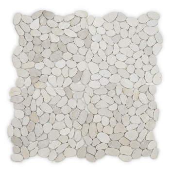 Las piedras planas de color crema forman una lámina de mosaico, dispuestas en una cuadrícula, sobre un fondo blanco.