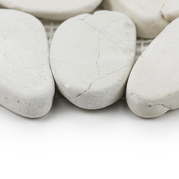 Glatte, weiße Steinfliesen liegen eng aneinander auf einer Netzunterlage und zeigen natürliche Risse und eine subtile Textur.