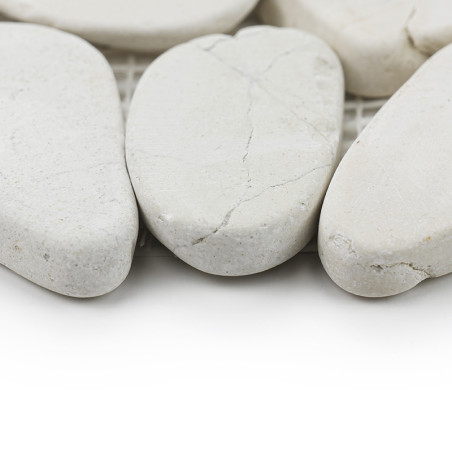 Gladde, witte steentegels liggen dicht bij elkaar op een gaasrug, waardoor natuurlijke scheuren en subtiele textuur zichtbaar zi