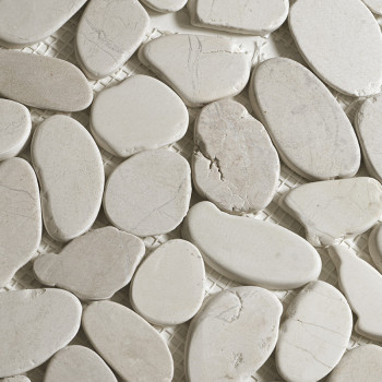 Glatte, helle Kieselsteine, die eng angeordnet sind und auf einer Netzunterlage ein Mosaikmuster bilden, das an einen Naturstein