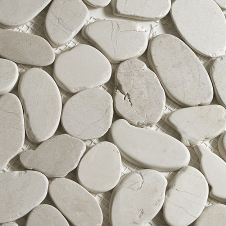 Gladde, lichtgekleurde kiezelstenen die dicht bij elkaar zijn geplaatst, waardoor een mozaïekpatroon ontstaat op een gaasrug, di