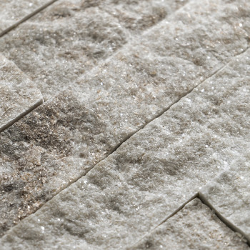 Um aviso multilíngue descreve ladrilhos de pedra de tons e tamanhos variados, enfatizando sua singularidade e beleza natural. Te