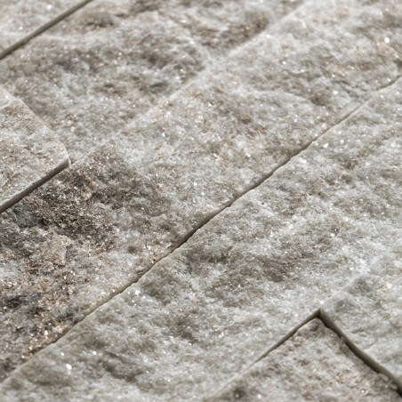 Um aviso multilíngue descreve ladrilhos de pedra de tons e tamanhos variados, enfatizando sua singularidade e beleza natural. Te