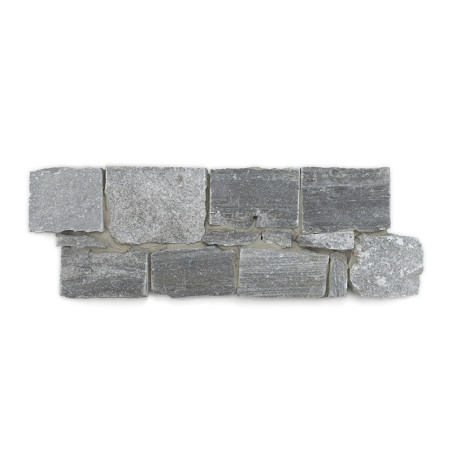 Les carreaux de pierre rectangulaires gris forment un motif texturé, disposés en quinconce, sur un fond blanc uni. Les carreaux de pierre rectangulaires gris forment un motif texturé, disposés en quinconce, sur un fond blanc uni.