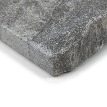 Les carreaux de pierre grise, posés sur une surface plane, présentent une surface rugueuse et texturée avec diverses nuances de Les carreaux de pierre grise, posés sur une surface plane, présentent une surface rugueuse et texturée avec diverses nuances de