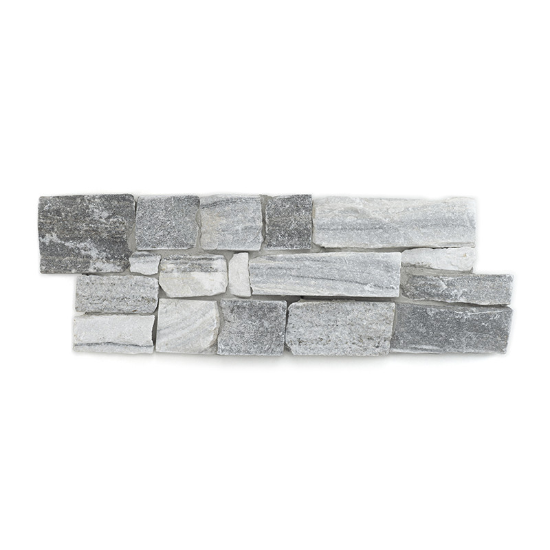Baldosa de piedra rectangular compuesta por piedras grises y blancas de varios tamaños, dispuestas en un patrón escalonado sobre