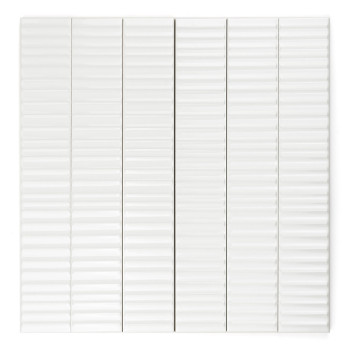 Un carreau rectangulaire long et étroit présente un motif ondulé, posé à plat sur un fond blanc uni.