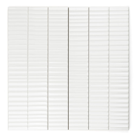 Los azulejos blancos rectangulares, dispuestos verticalmente con una textura acanalada, crean un patrón repetitivo. Forman un di