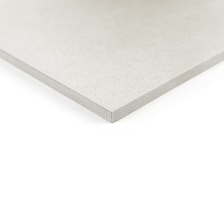 Un carreau carré et plat gris clair repose sur une surface blanche, mettant en valeur sa texture lisse et ses bords précis dans 