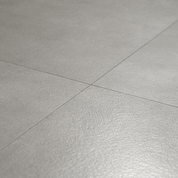 Los azulejos grises forman un patrón suave y sin costuras, que se cruza en ángulos rectos, en una habitación minimalista.