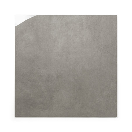 Um ladrilho quadrado com acabamento liso e fosco aparece na cor cinza claro, posicionado sobre um fundo branco liso.