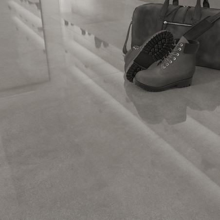 Um par de botas pretas fica ao lado de uma mochila combinando em um piso de cerâmica brilhante e reflexivo, sugerindo um cenário