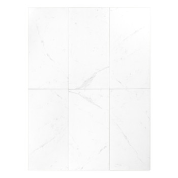 Les carreaux blancs rectangulaires présentent de subtiles veines grises et reposent à plat dans un cadre au design simple et min