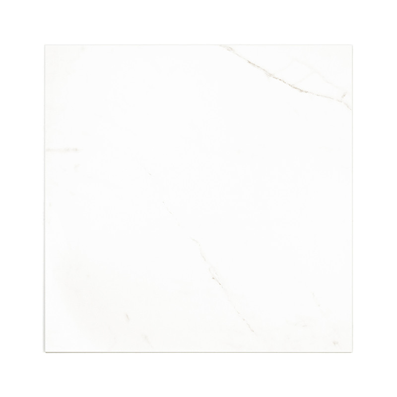 Un azulejo blanco cuadrado muestra sutiles vetas grises, que se asemejan al mármol, sobre un fondo liso, enfatizando su diseño e