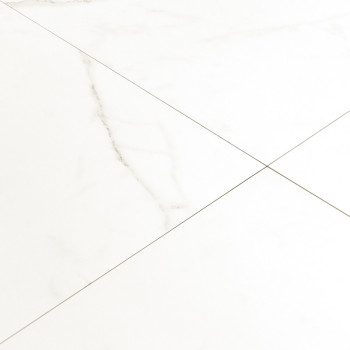 Les carreaux de marbre blanc présentent de légères veines grises, formant un motif de grille classique. il repose sur une surfac