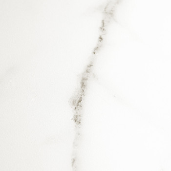 Les carreaux de marbre blanc présentent une subtile veine grise en diagonale, créant une apparence naturelle et élégante sur une