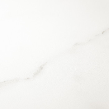Un azulejo blanco liso presenta un sutil veteado gris, creando una apariencia tranquila y minimalista adecuada para espacios int