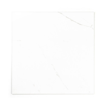 Un carreau carré blanc présente de subtiles veines grises, ressemblant à du marbre naturel, sur un fond uni, évoquant un style m