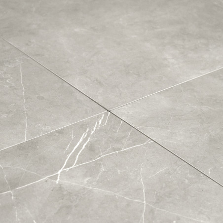 Les carreaux de céramique grise se croisent, mettant en valeur de subtiles veines blanches. Ils sont soigneusement disposés sur 