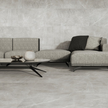 Grauer Fliesenboden erstreckt sich über ein minimalistisches Wohnzimmer mit einem modernen grauen Sofa und einem eleganten, mit 