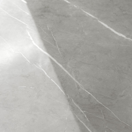 Los azulejos de mármol gris presentan sutiles vetas blancas que reflejan la luz del sol. ubicado en un ambiente interior plano.