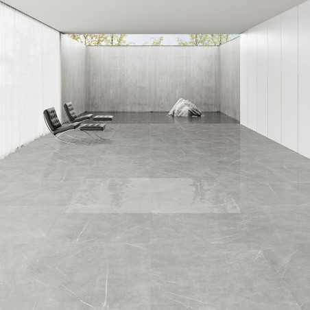 Sol en carrelage de marbre gris réfléchissant la lumière, situé dans une pièce minimaliste aux murs blancs et aux chaises noires
